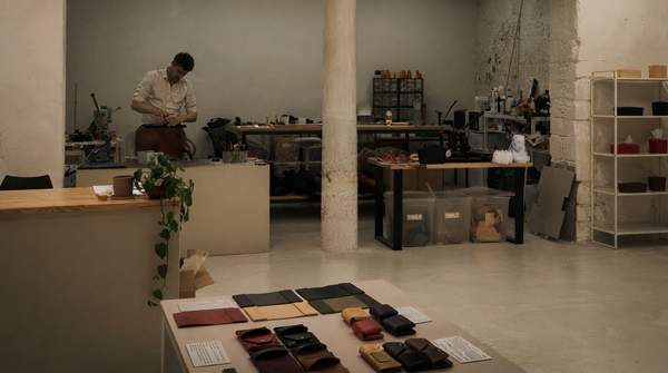 Editorial illustration for Why a Hand-Sewn Saddle Stitch Outlasts the Machine Lockstitch in Luxury Leather